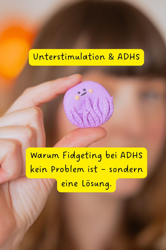  Handgemachtes Fidget Toy aus Ton in einer Hand – sensorisches Hilfsmittel bei ADHS