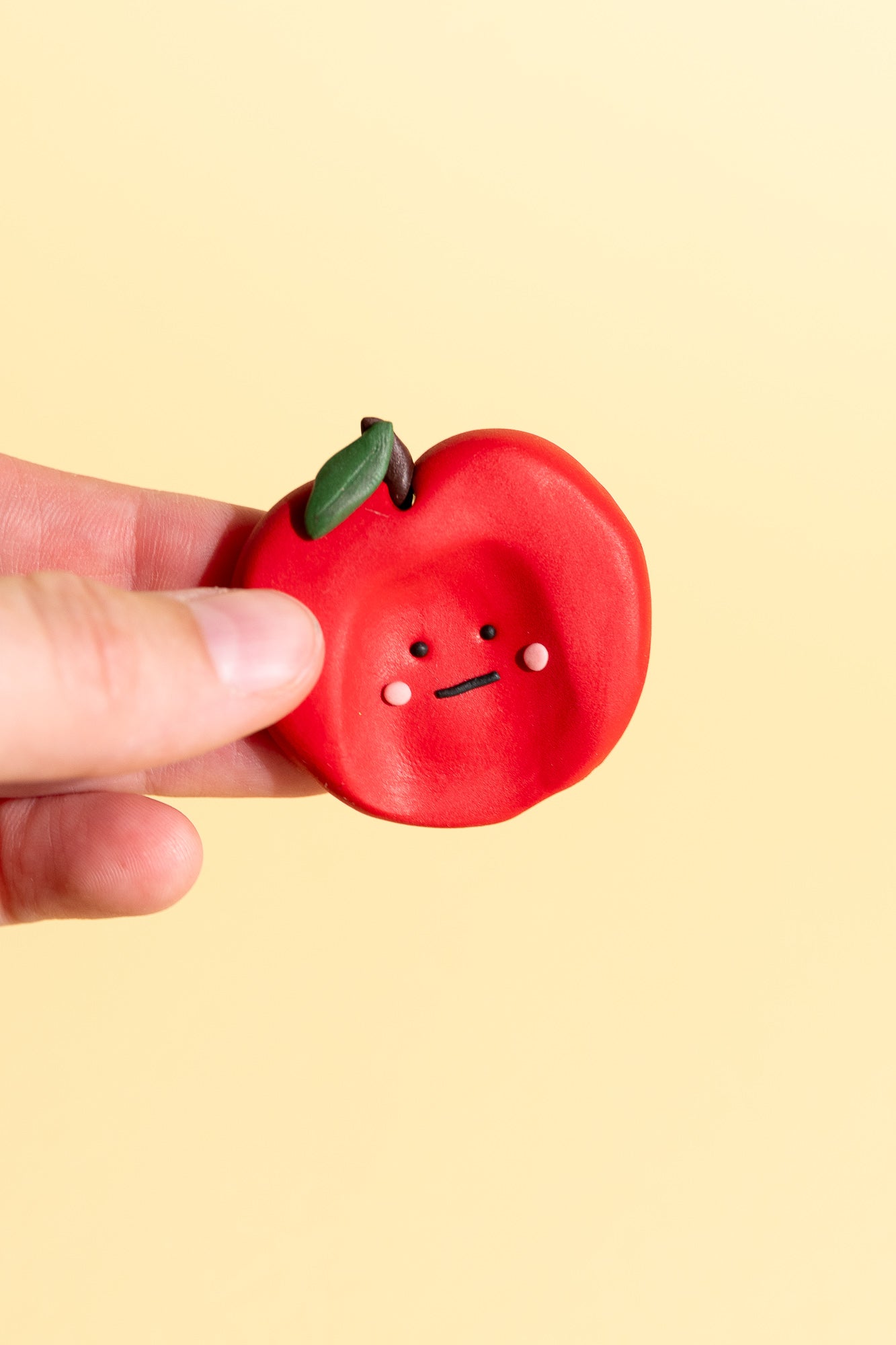 Matter Apfel-Sorgenstein mit Wurm-Detail und natürlicher Oberfläche für sensorisches Stimming.
