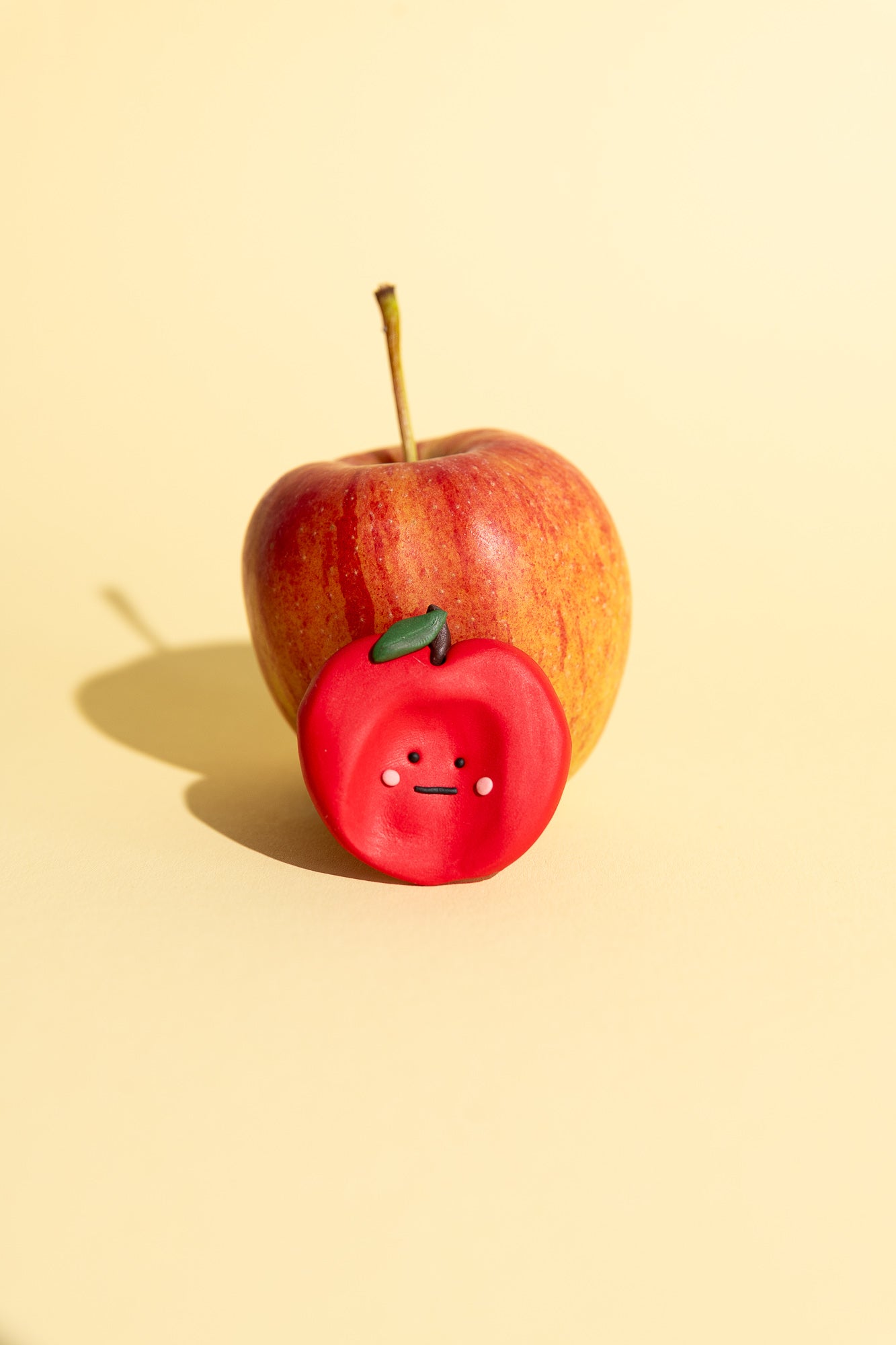 Unglasierter Apfel-Sorgenstein mit matter, natürlicher Haptik für taktile sensorische Reize.