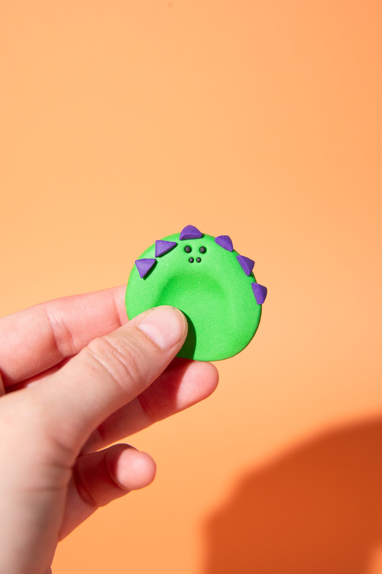 Dino-Sorgenstein aus Polymer Clay als diskrete Unterstützung für Konzentration, Entspannung und Selbstregulation.