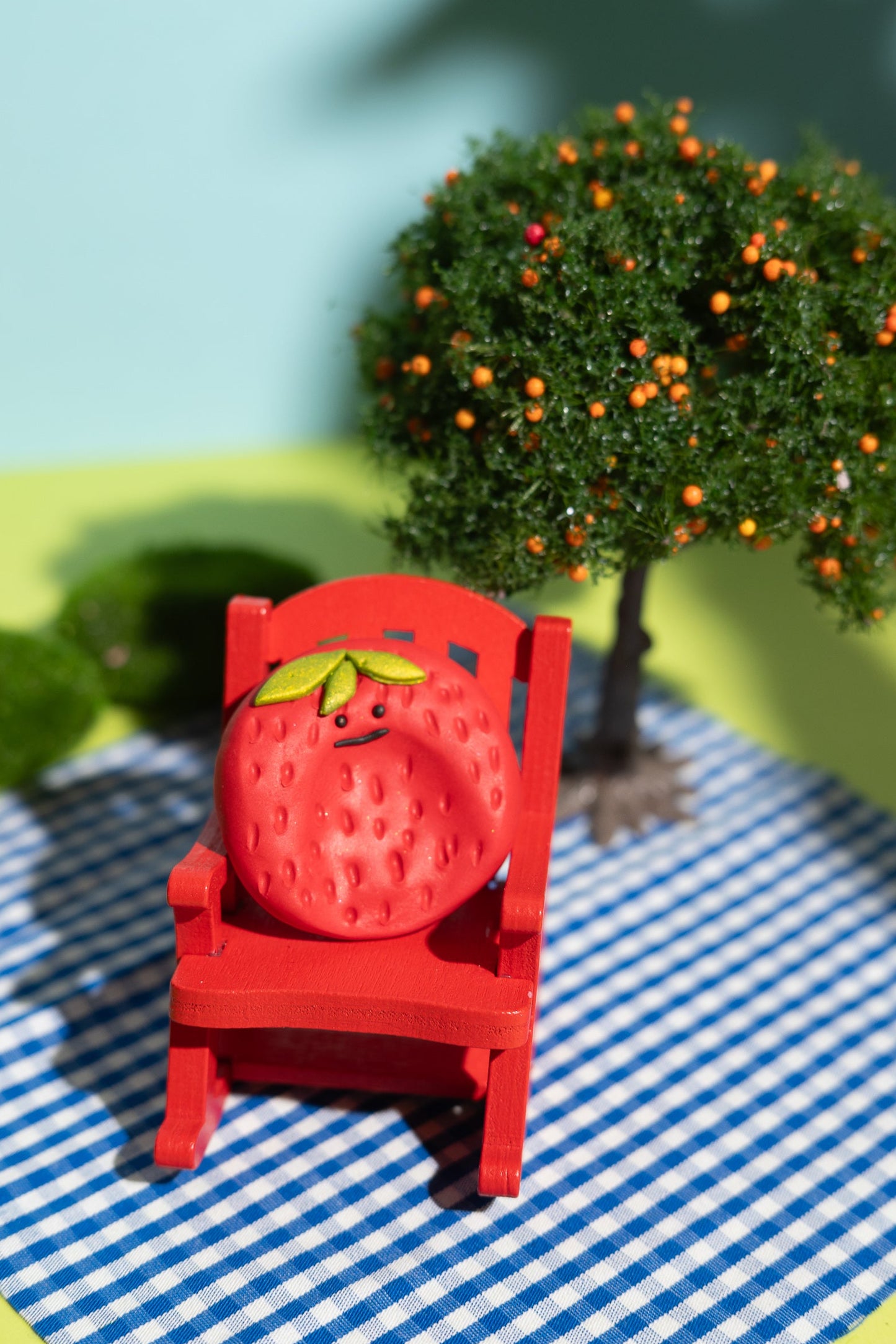 mattes Erdbeer Fidget Toy Sorgenstein handgemacht aus Polymer Clay strukturierte Oberfläche
