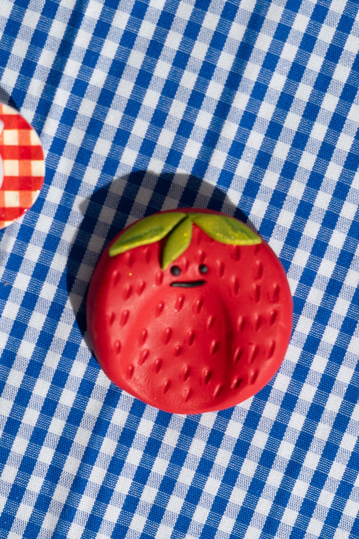 Polymer Clay Erdbeer Fidget Toy Sorgenstein handgefertigt ohne Glanz