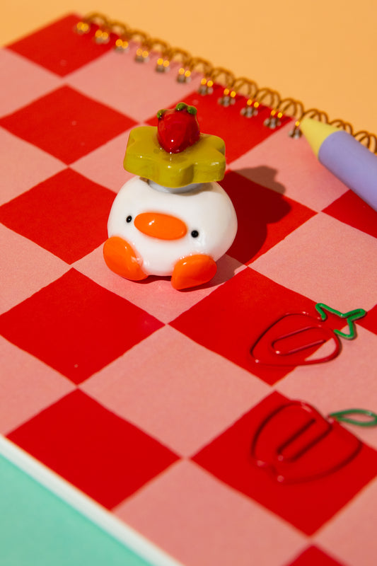 Handgemachter Fidget Spinner in Gänseform mit Erdbeermotiv – buntes sensorisches Spielzeug von A Colorful Clay