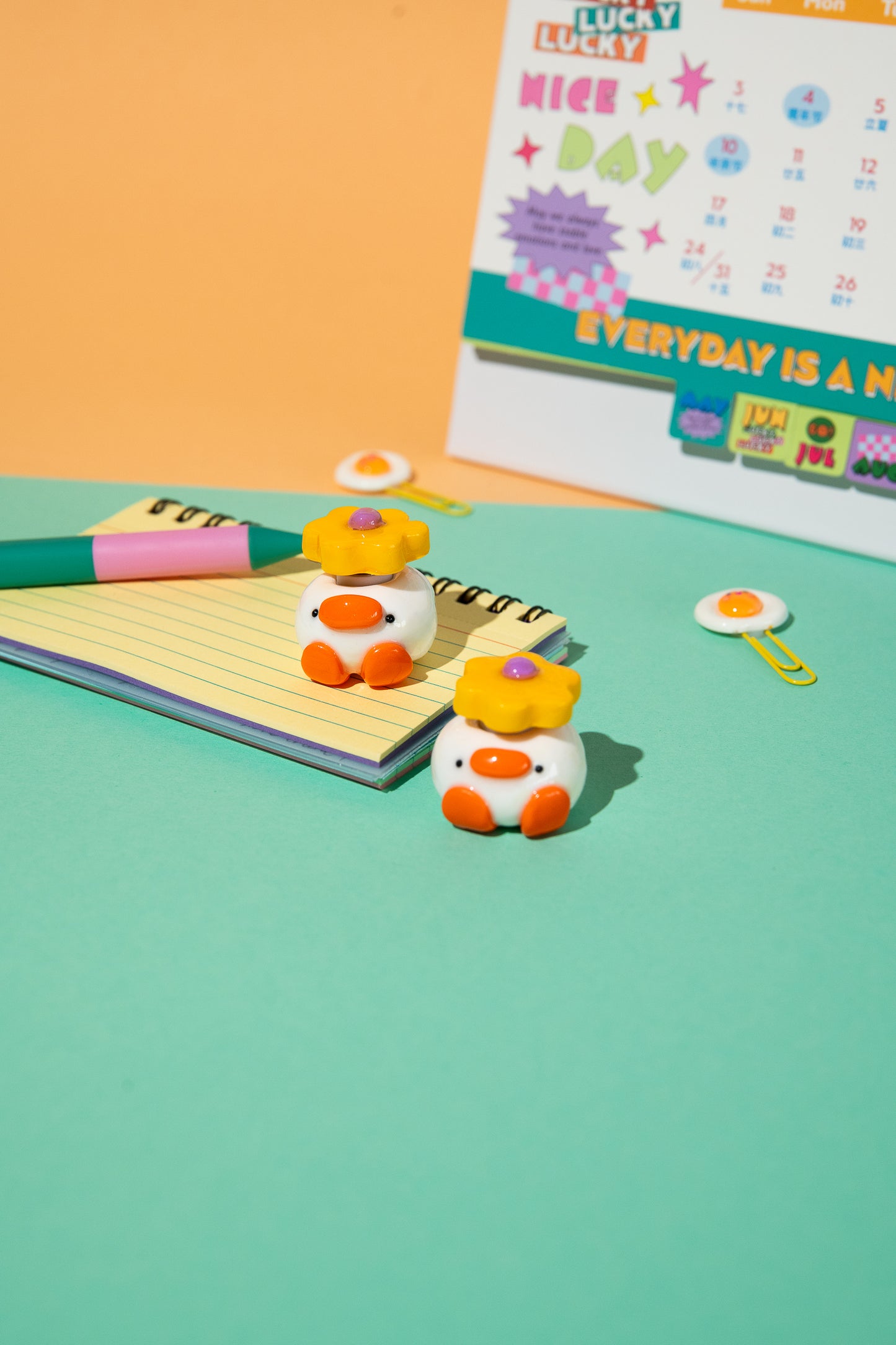 Zwei handgemachte Fidget Spinner Gänse mit Blumen- und Erdbeer-Motiv nebeneinander – A Colorful Clay