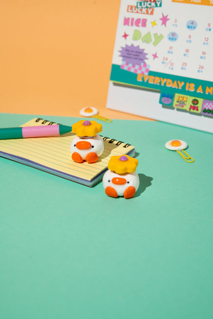Zwei handgemachte Fidget Spinner Gänse mit Blumen- und Erdbeer-Motiv nebeneinander – A Colorful Clay