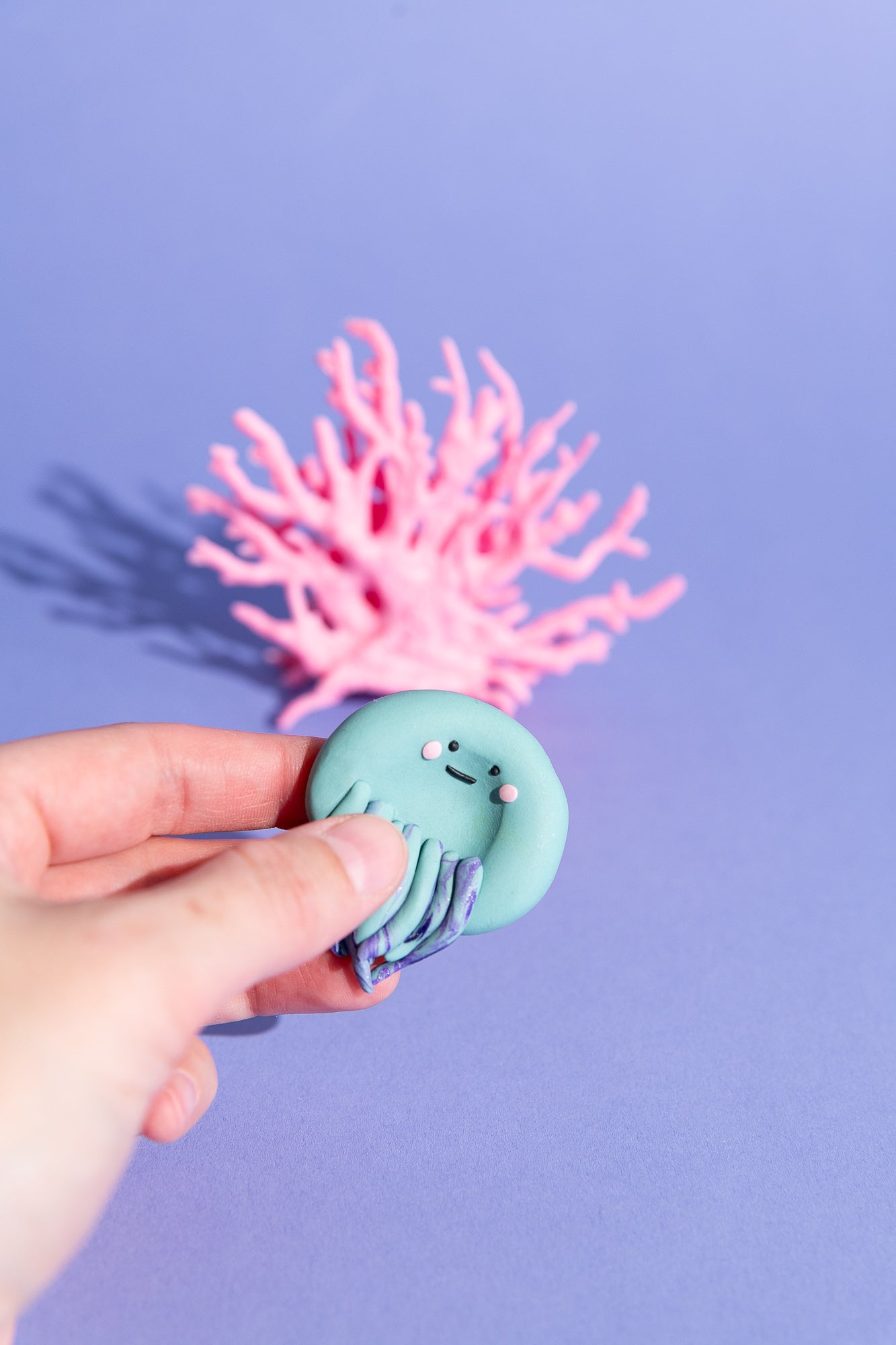 Qualle-Sorgenstein als diskretes Fidget-Tool zur Unterstützung bei Stimming und sensorischen Bedürfnissen im Alltag.