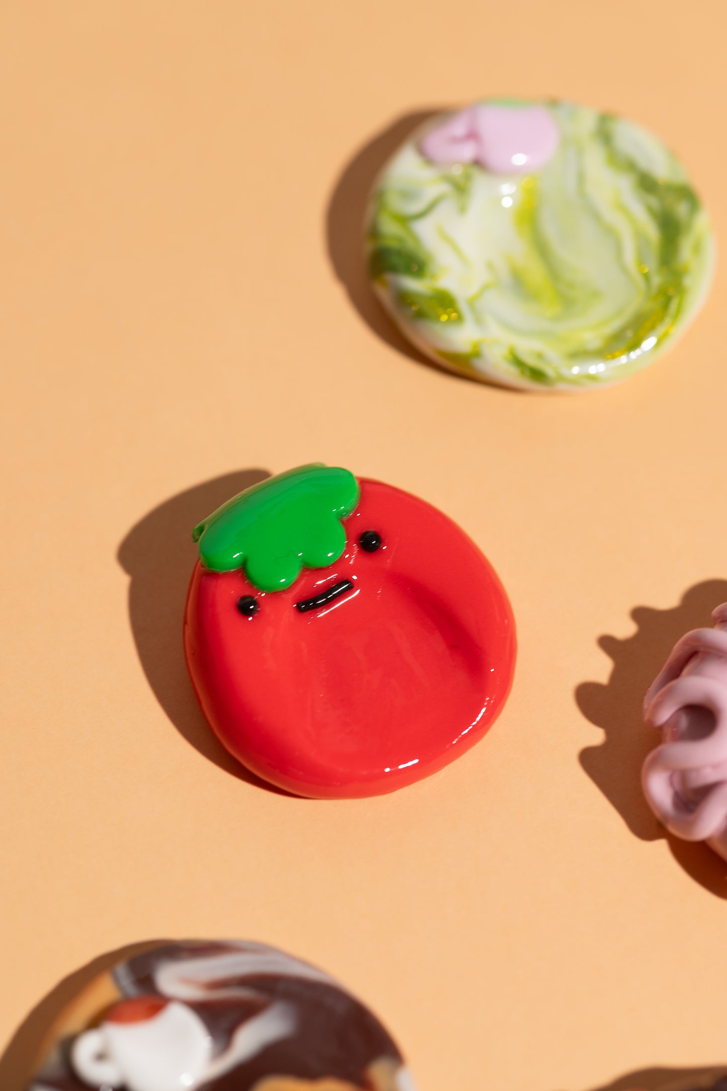 Sorgenstein Tomate glatt mit UV Resin Oberfläche handgemacht