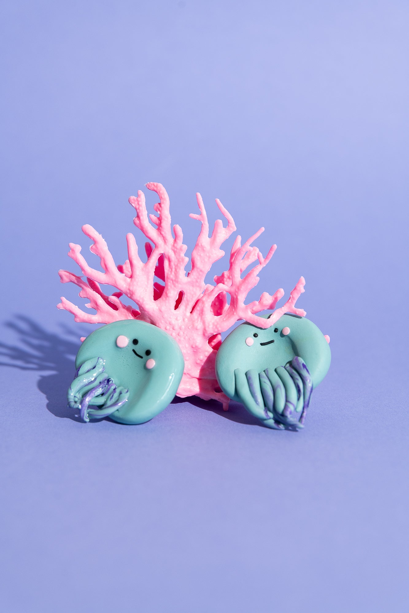 Handgefertigter Qualle-Sorgenstein aus Polymer Clay mit strukturierter Oberfläche und glatten Details für sensorisches Stimming.