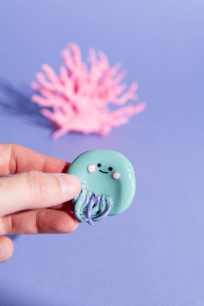 Sensorischer Sorgenstein in Form einer Qualle mit detailreichen Strukturen für Stimming und Fidgeting im Alltag.