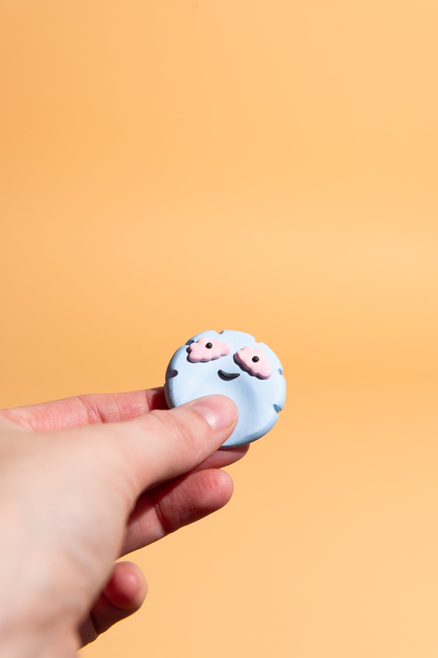 beruhigender Wolken Sorgenstein aus Polymer Clay UV Resin versiegelt