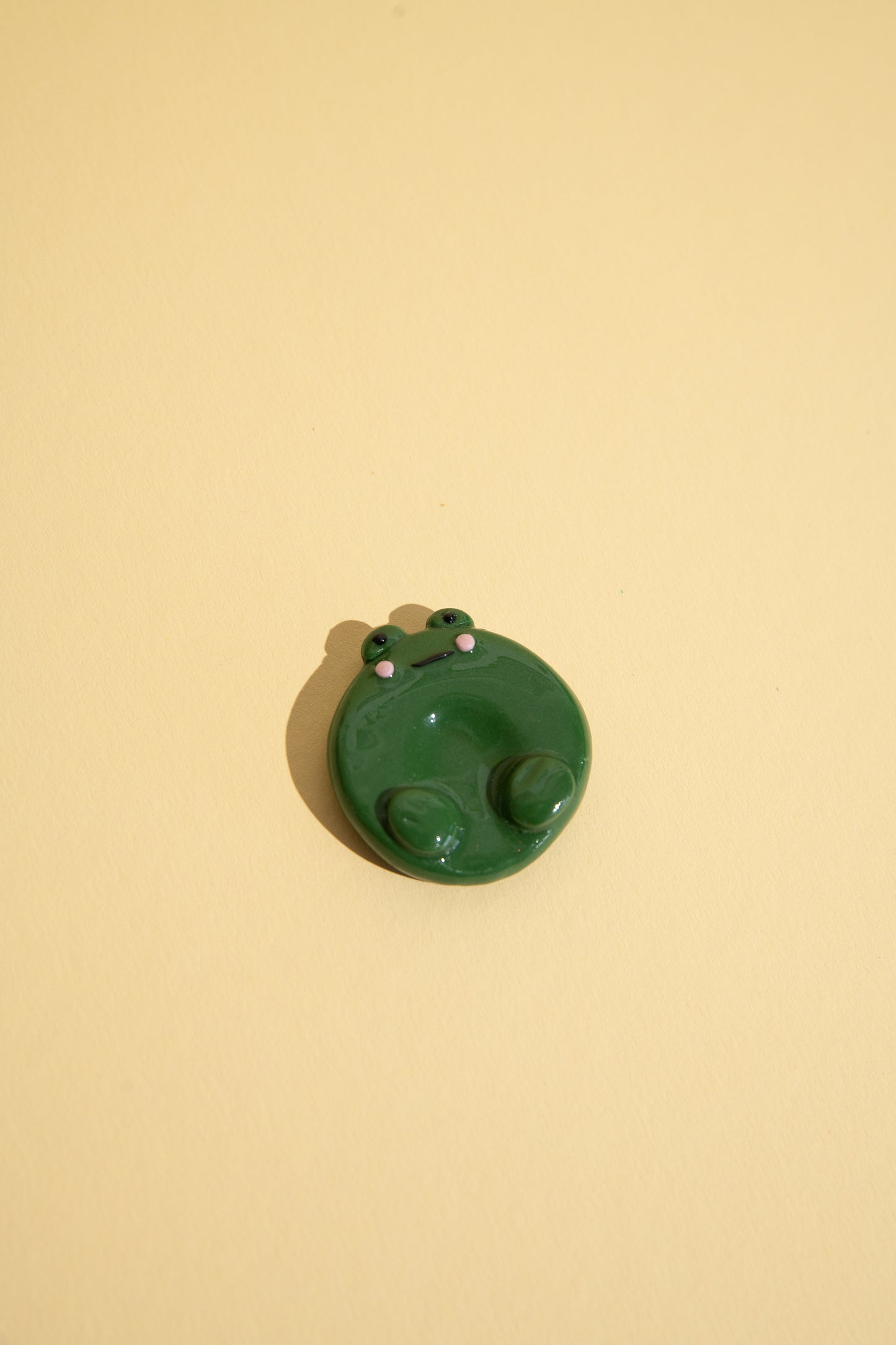 Handgemachter Frosch Sorgenstein aus Polymer Clay für Ruhe und Entspannung