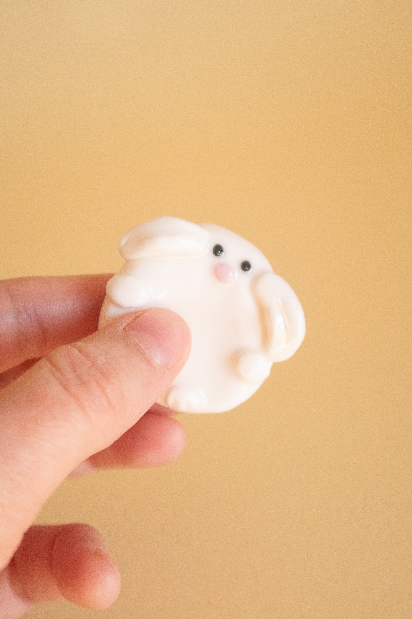 Weißer Hase Fidget Toy Sorgenstein aus Polymer Clay für Stressabbau und Entspannung
