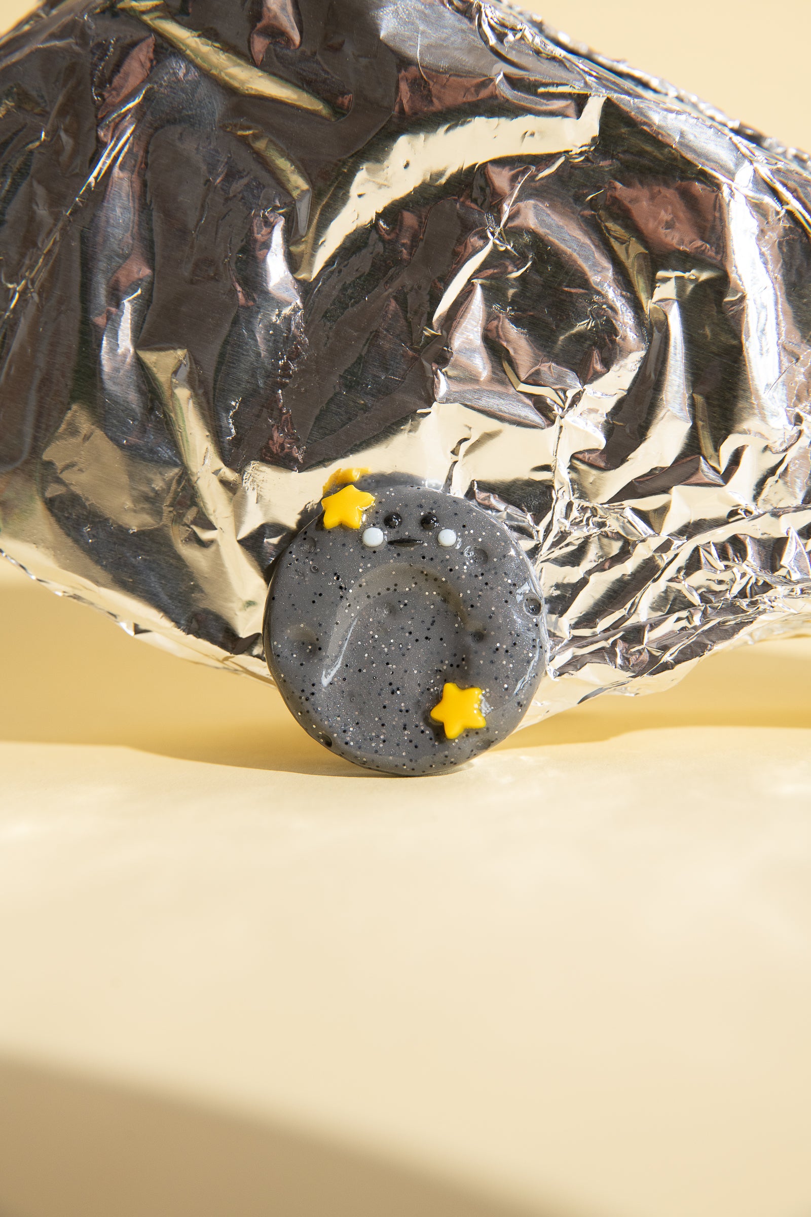 Glitzernder Mond Sorgenstein mit feinen Kratern und Struktur