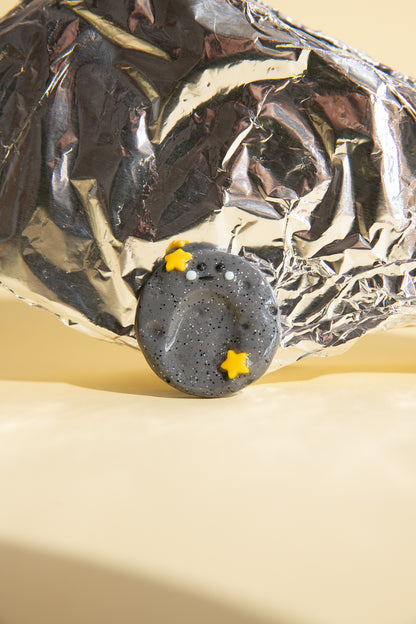 Glitzernder Mond Sorgenstein mit feinen Kratern und Struktur