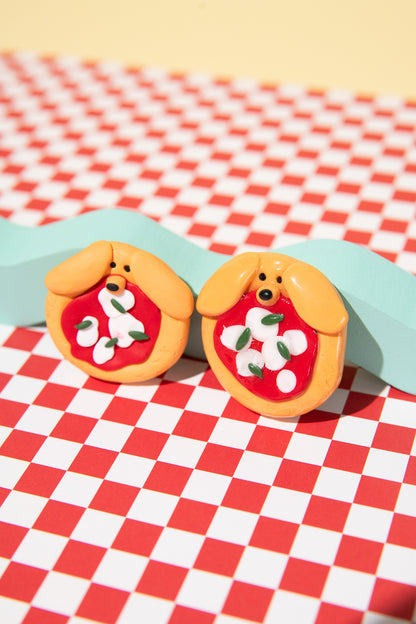 Handgefertigter Hund mit Pizza Detail aus Polymer Clay als Sorgenstein