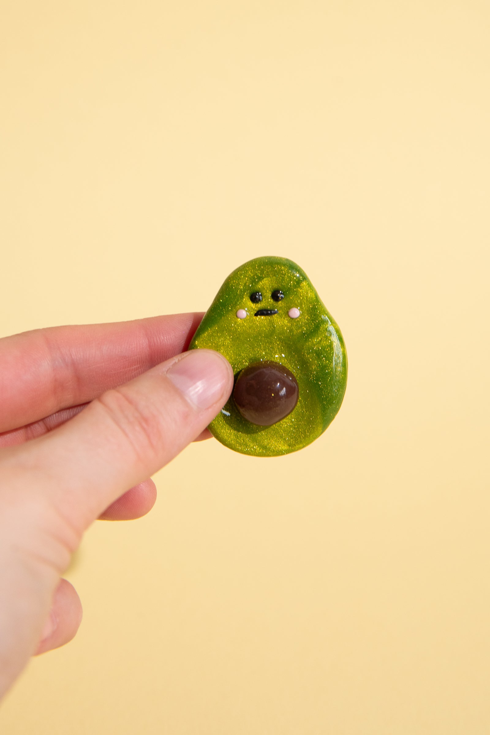 Handgemachter Avocado Sorgenstein aus Polymer Clay für Achtsamkeit und Selbstfürsorge