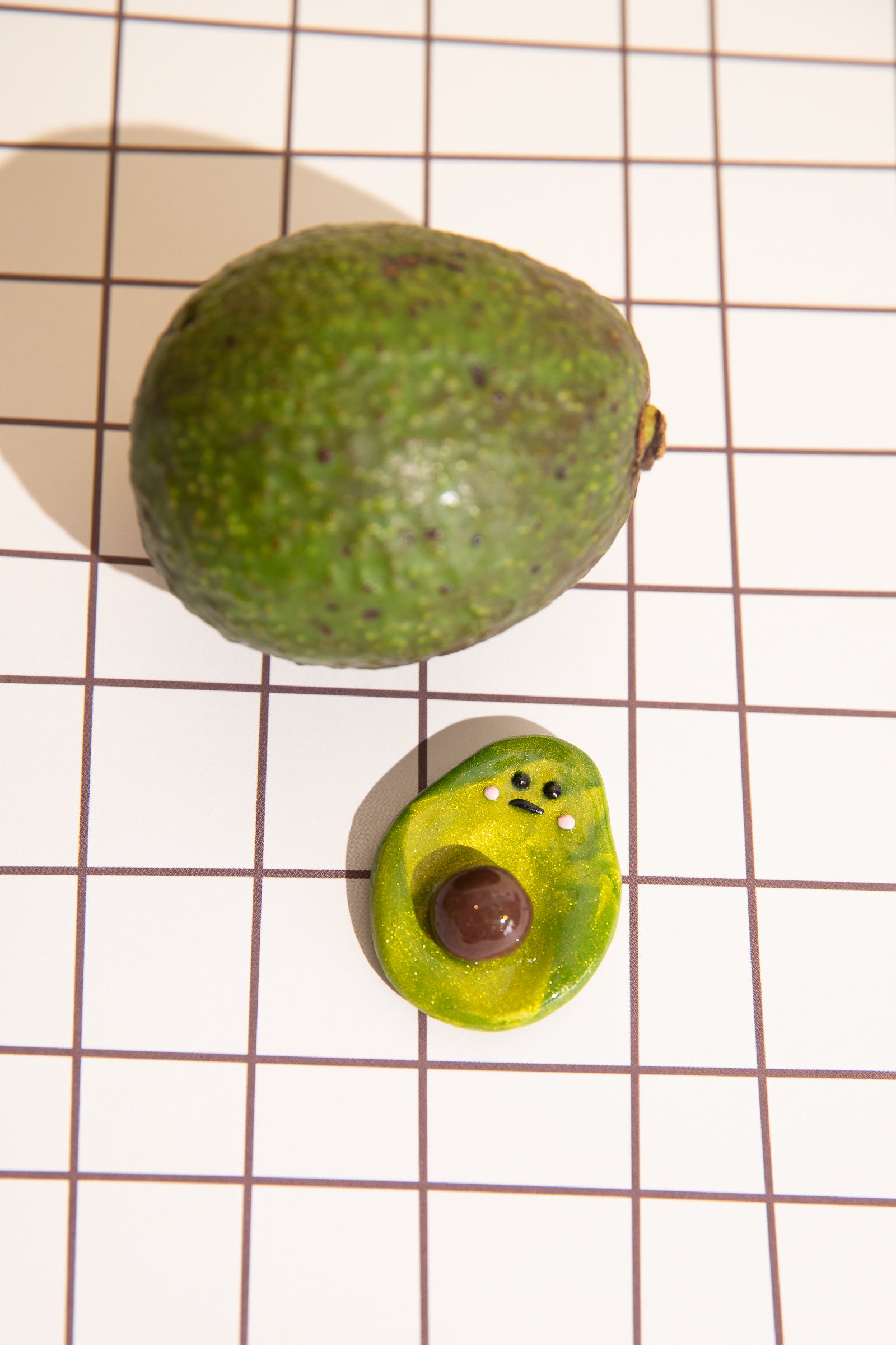 Handgemachter Avocado Sorgenstein aus Polymer Clay für ADHS Selbstregulation und Stressabbau