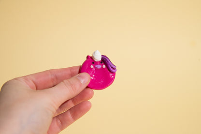 Roter Sorgenstein mit Herzchen aus Polymer Clay für Selbstliebe und emotionale Balance