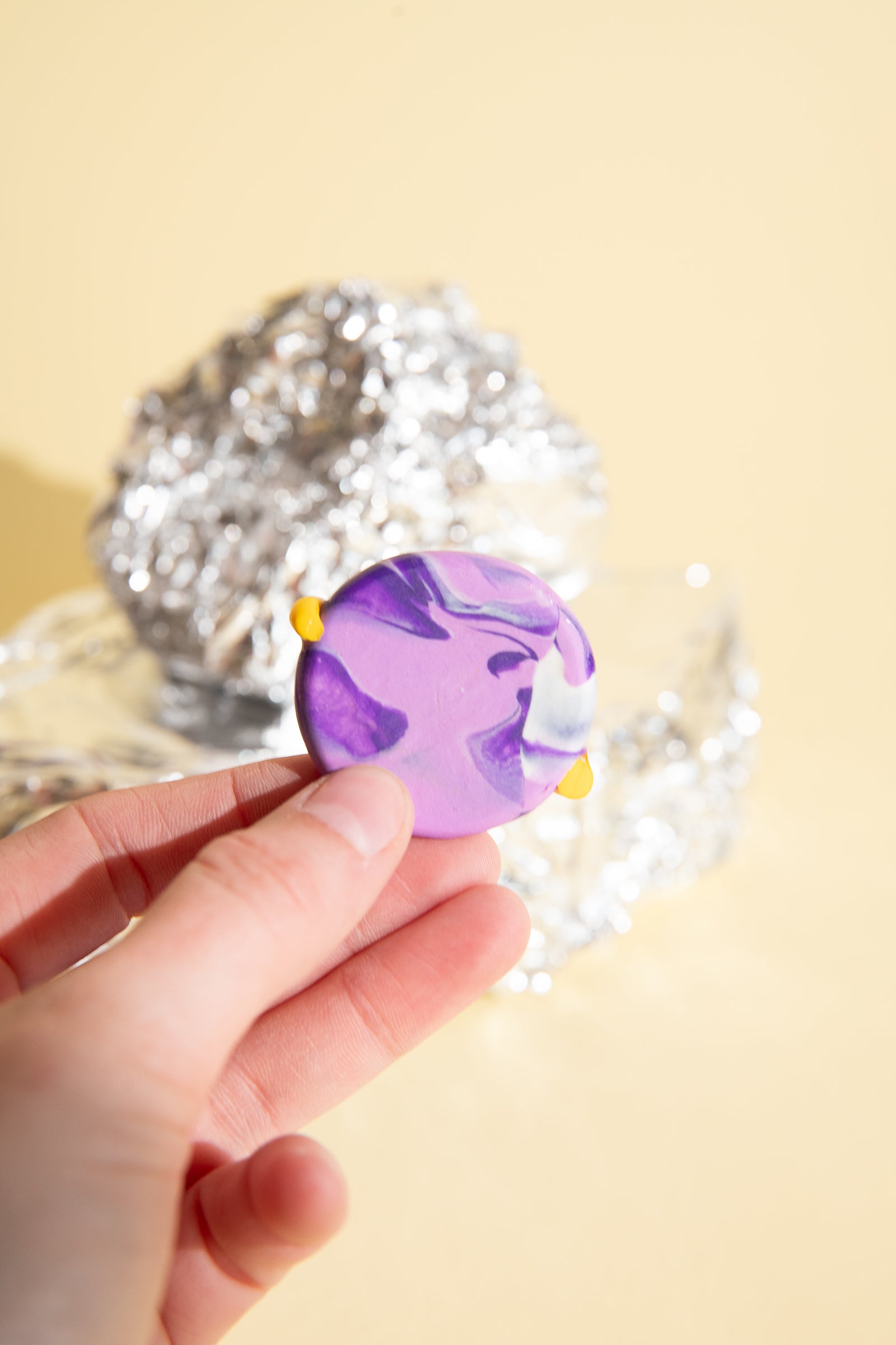 Zwei Fidget Sorgensteine im Weltall Design, Planet und Mond