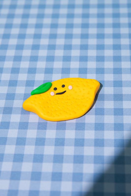 Handgefertigte Zitrone als Fidget Toy und Sorgenstein aus Polymer Clay